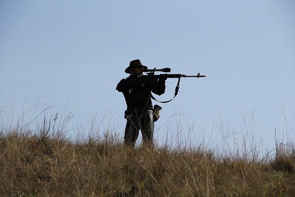 Quelle est la particularité de la réplique airsoft à réarmement manuel ?